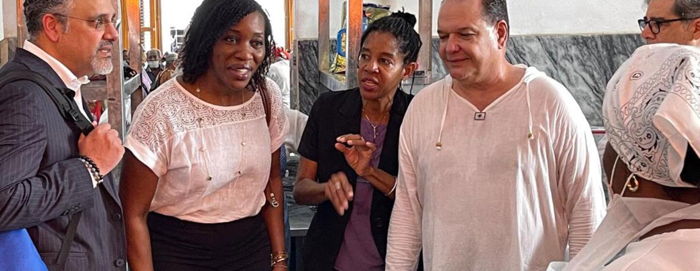 Edem Wosornu, directeur des opérations et du plaidoyer de l'OCHA, s'entretient avec le personnel dans une cuisine lors d'une distribution de vivres.