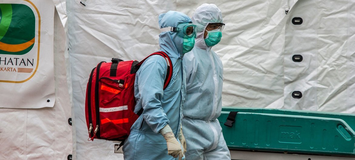Health workers arrive at a mass COVID-19 testing site in Jakarta. (file) 