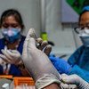 फ़िलीपीन्स में एक सुविधा केन्द्र पर, कोविड-19 की वैक्सीन के टीके तैयार किये जाते हुए.