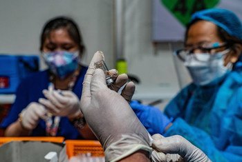 फ़िलीपीन्स में एक सुविधा केन्द्र पर, कोविड-19 की वैक्सीन के टीके तैयार किये जाते हुए.