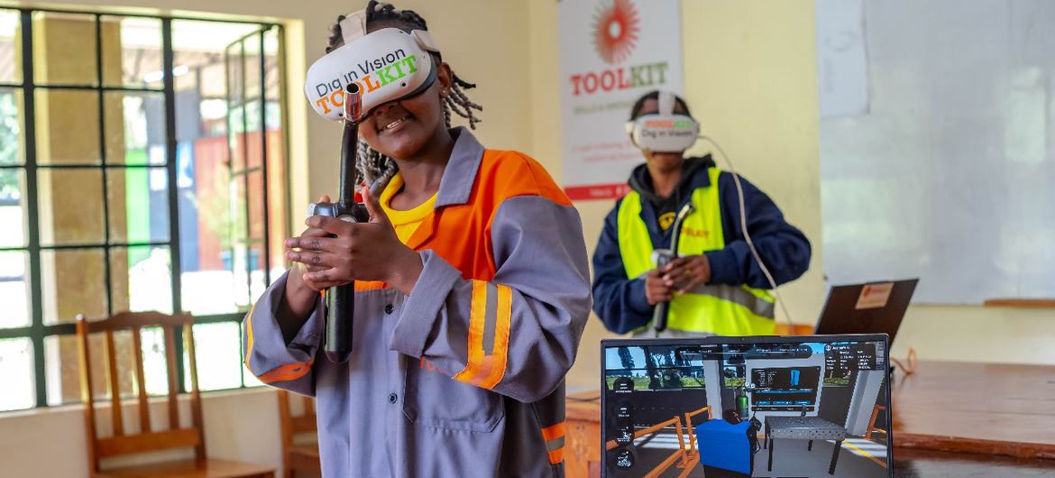 Des jeunes apprennent les techniques de soudage au gaz grâce à un logiciel de réalité virtuelle.