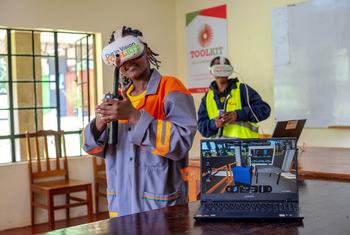 Des jeunes apprennent les techniques de soudage au gaz grâce à un logiciel de réalité virtuelle.