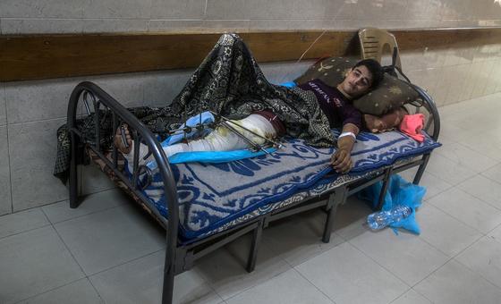 Un adolescent reçoit un traitement dans un hôpital de Gaza.