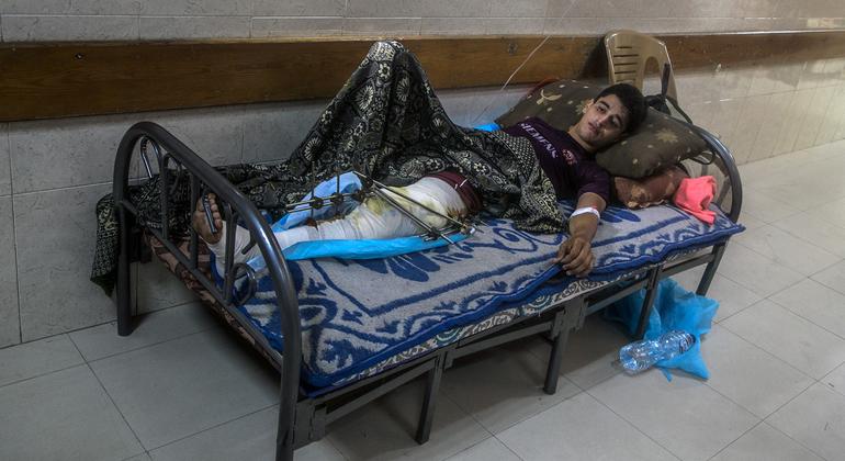 Un adolescent reçoit un traitement dans un hôpital de Gaza.