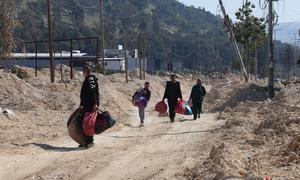 Familias y niños palestinos que llevan sus pertenencias mientras evaculan sus hogares en el campo de refugiados de Nur Shams cerca de Tulkarem, Cisjordania, debido a una operación militar israelí en curso.