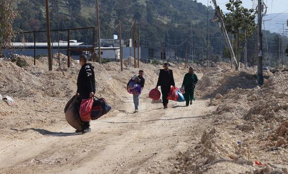 Los miembros de una familia palestina llevan sus pertenencias en el campo de refugiados de Nur Shams, en el norte de Cisjordania.