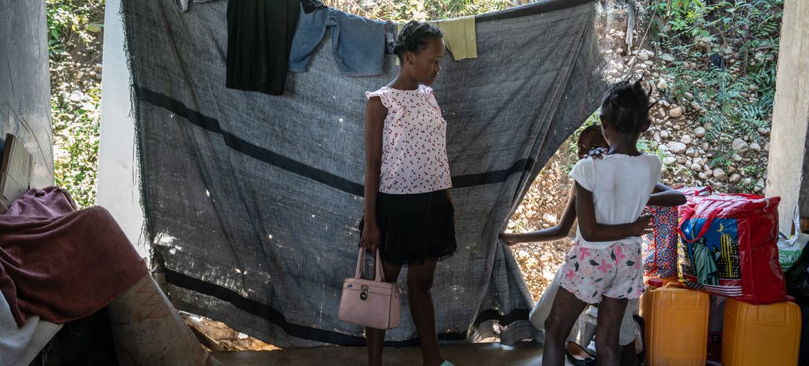 Uma família deslocada vive em uma escola parcialmente construída em Porto Príncipe, Haiti