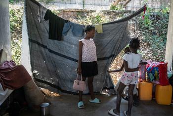 Une famille déplacée par la violence vit dans une école partiellement construite à Port-au-Prince, en Haïti.