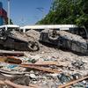 Des véhicules servent de barricade dans une rue de Port-au-Prince, en Haïti.