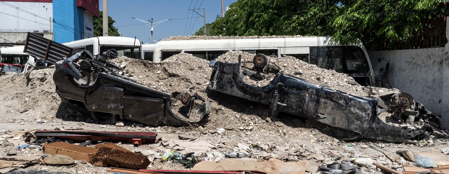 Des véhicules servent de barricade dans une rue de Port-au-Prince, Haïti.