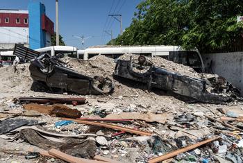 Des véhicules servent de barricade dans une rue de Port-au-Prince, en Haïti.