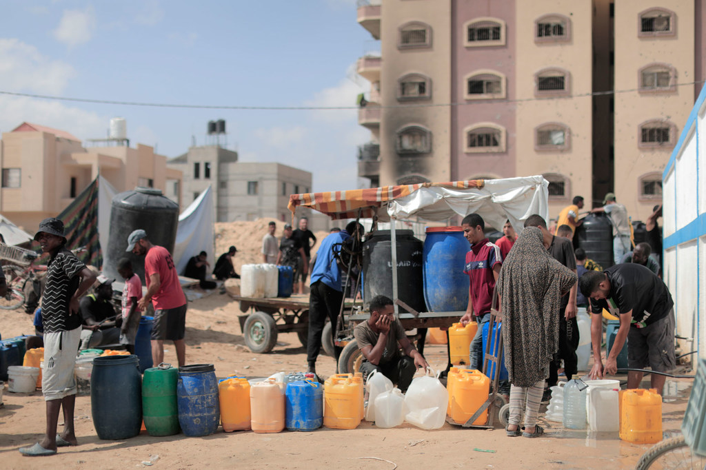 Des habitants de Gaza font la queue pour obtenir de l'eau à Khan Younis.