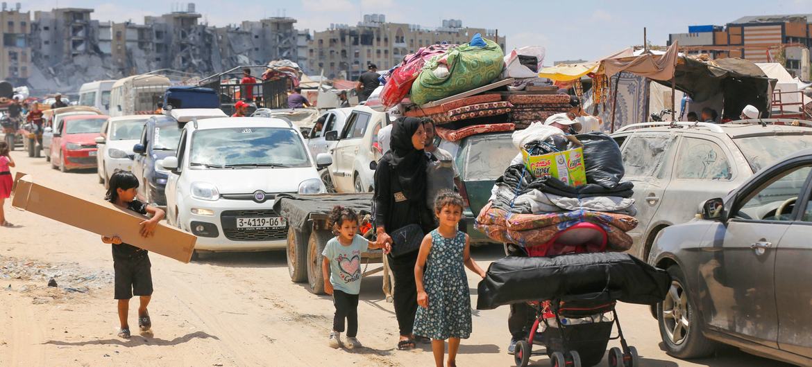 Un embouteillage alors que les habitants de Gaza continuent de chercher un lieu sûr pour s'abriter.