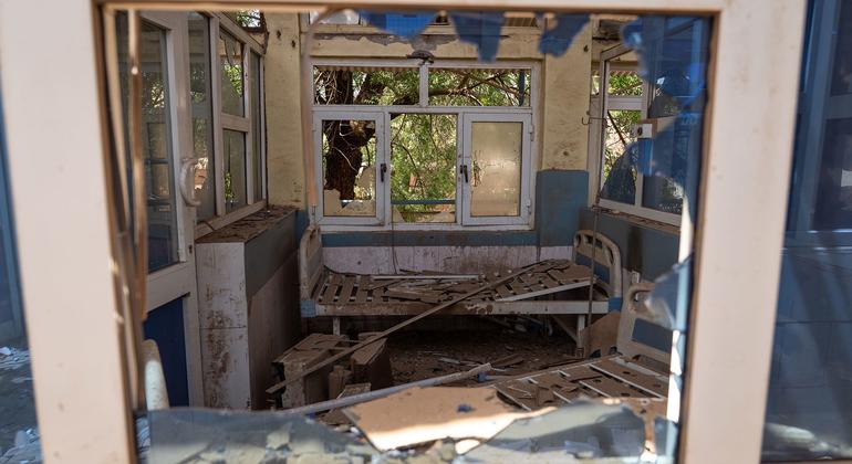 Больничная палата разрушена после боевых действий в Хартуме, столице Судана.