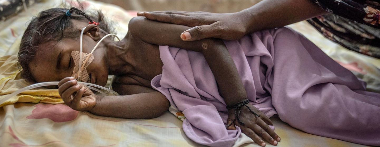 Une fillette de deux ans, Riham Ata, gravement mal nourrie, est allongée sur une civière dans le service pédiatrique de l'hôpital Al-Buluk à Omdurman, au Soudan, où elle reçoit des soins médicaux après avoir été admise dans une zone récemment libérée de Khartoum.