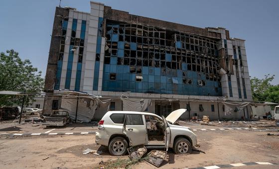 مبنى مدمر في العاصمة السودانية الخرطوم، نتيجة القتال الذي اندلع في 15 نيسان/أبريل 2023