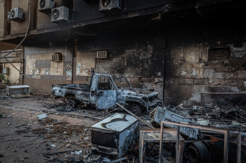 Vehículos destruidos frente al Hospital Fedal en Jartum, Sudán.