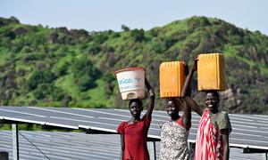 Niñas caminando a casa después de ir a buscar agua, en Itang Woreda, en la región de Gambela, Etiopía.