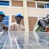 Des hommes installent des panneaux solaires dans l'État du Borno, au Nigeria.