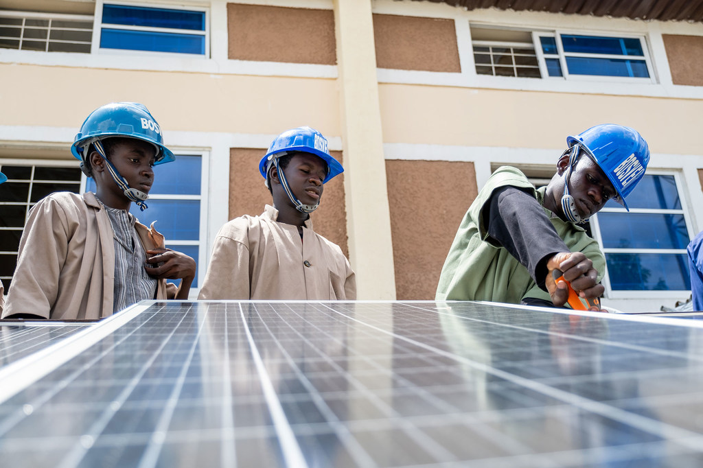 Trabajadores instalando paneles solares en el estado de Borno, Nigeria.