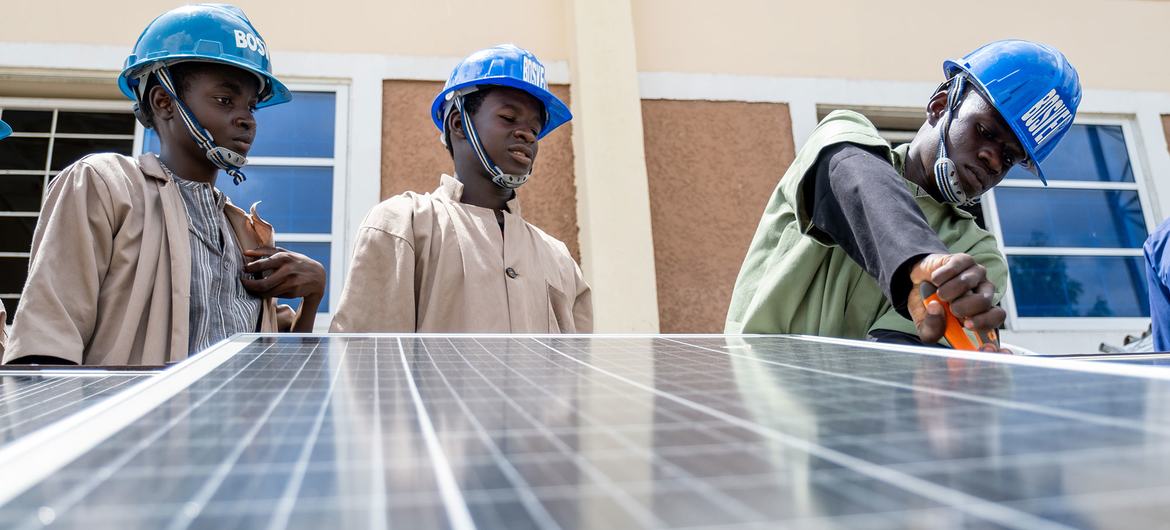 Hombres instalan paneles solares en el estado de Borno, Nigeria.