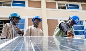 Hombres instalan paneles solares en el estado de Borno, Nigeria.