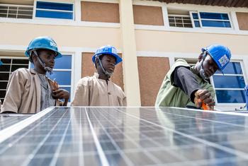 Trabajadores instalando paneles solares en el estado de Borno, Nigeria.
