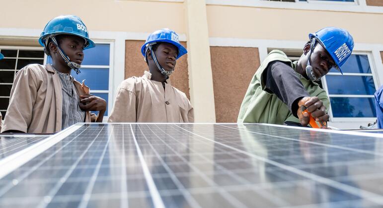 Trabajadores instalando paneles solares en el estado de Borno, Nigeria.