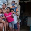 Una familia de migrantes venezolanos en la Guajira, Colombia, durante la pandemia de COVID-19.