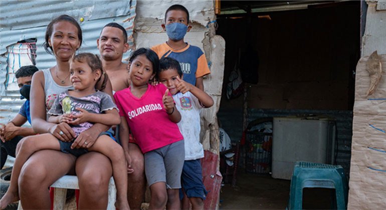 Una familia de migrantes venezolanos en la Guajira, Colombia, durante la pandemia de COVID-19.