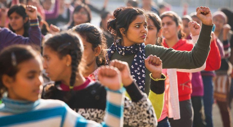 Le gouvernement indien s'efforce que des jeunes volontaires participent à une conversation sur le développement durable.