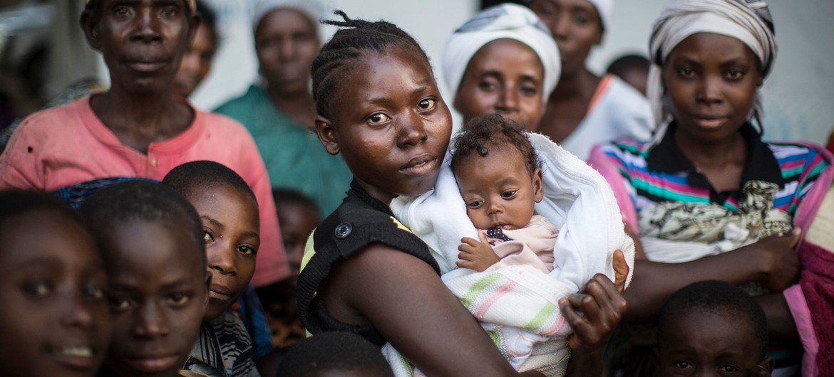 Des réfugiés burundais vulnérables sont accueillis dans un centre de transit géré par le HCR dans la province du Sud-Kivu, en RDC.