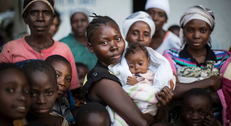 Des réfugiés burundais vulnérables sont accueillis dans un centre de transit géré par le HCR dans la province du Sud-Kivu, en RDC.