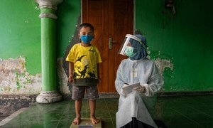Un enfant est pesé dans un centre de santé communautaire dans la province centrale de Java, en Indonésie.