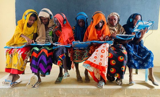 Meninas aprendem em uma vila no estado de Kassala, Sudão