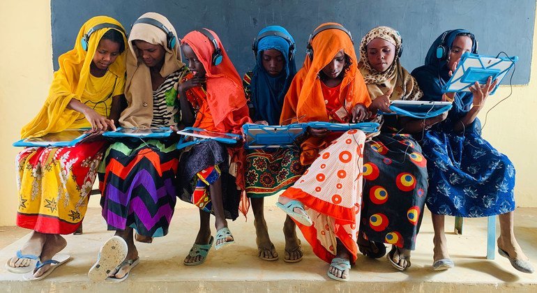 सूडान के एक गाँव में एक कक्षा में लड़कियाँ टैबलेट पर शिक्षा ले रही हैं.