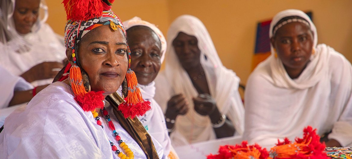 منى عواضا (يسار) هي رئيسة كوخ السلام النسائي (Case de la Paix) في غاو، مالي، ووسيطة لحل النزاعات بين الجماعات المسلحة.