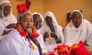 Mouna Awata（左）是马里加奥地区妇女和平小屋（Case de la Paix）的主席，她与武装团体进行调解以解决冲突。