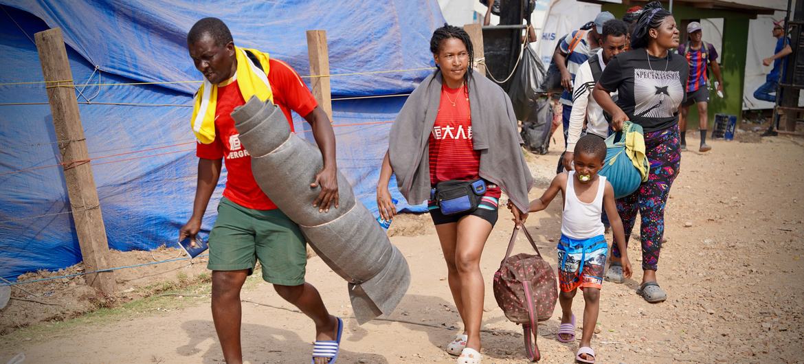 Migrantes cruzan con éxito el Paso del Darién, en Centroamérica, tras huir de Haití a causa del conflicto y la inseguridad.