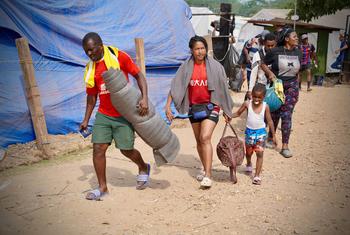 Migrantes cruzan con éxito el Paso del Darién, en Centroamérica, tras huir de Haití a causa del conflicto y la inseguridad.
