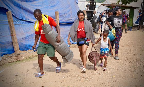 Migrantes cruzan con éxito el Paso del Darién, en Centroamérica, tras huir de Haití a causa del conflicto y la inseguridad.