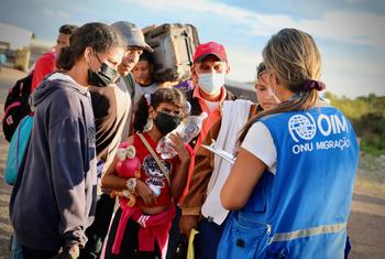 Um funcionário da OIM registra migrantes venezuelanos em um centro de alojamento temporário em Pacaraima, no norte do Brasil
