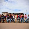 Migrantes venezolanos hacen cola en Pacaraima, ciudad del norte de Brasil situada justo al otro lado de la frontera con Venezuela.