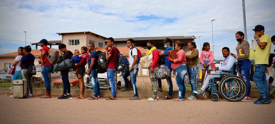 Migrantes venezolanos hacen cola en Pacaraima, ciudad del norte de Brasil situada justo al otro lado de la frontera con Venezuela.