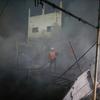 El ejército isrelí bombardeó las tiendas de campaña que servían de refugio a los gazatíes desplazados cerca del hospital Al-Aqsa, en Gaza.