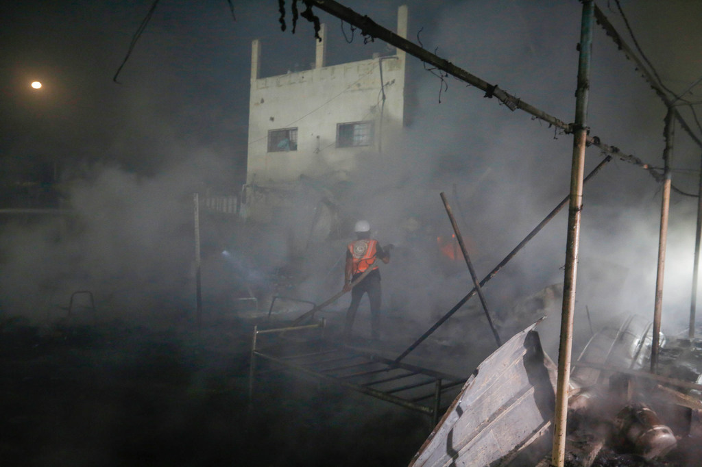 UNRWA Les forces israéliennes ont frappé des tentes abritant des civils déplacés près de l'hôpital Al-Aqsa, dans une zone où les habitants du nord de la bande de Gaza ont été invités à se réinstaller.