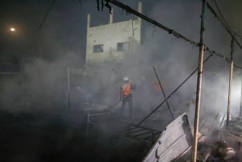 El ejército isrelí bombardeó las tiendas de campaña que servían de refugio a los gazatíes desplazados cerca del hospital Al-Aqsa, en Gaza.