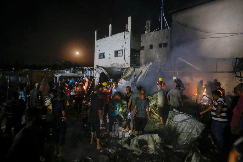 Les forces israéliennes ont frappé des tentes abritant des civils déplacés près de l'hôpital Al-Aqsa, dans une zone où les habitants du nord de Gaza ont été invités à se déplacer. 