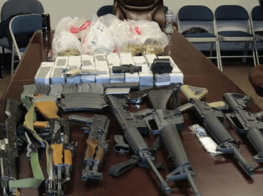 Les armes et les munitions sont souvent introduites clandestinement en Haïti par les mêmes routes que celles utilisées pour la drogue. Les armes et les munitions sont souvent introduites clandestinement en Haïti par les mêmes routes que celles utilisées pour la drogue.