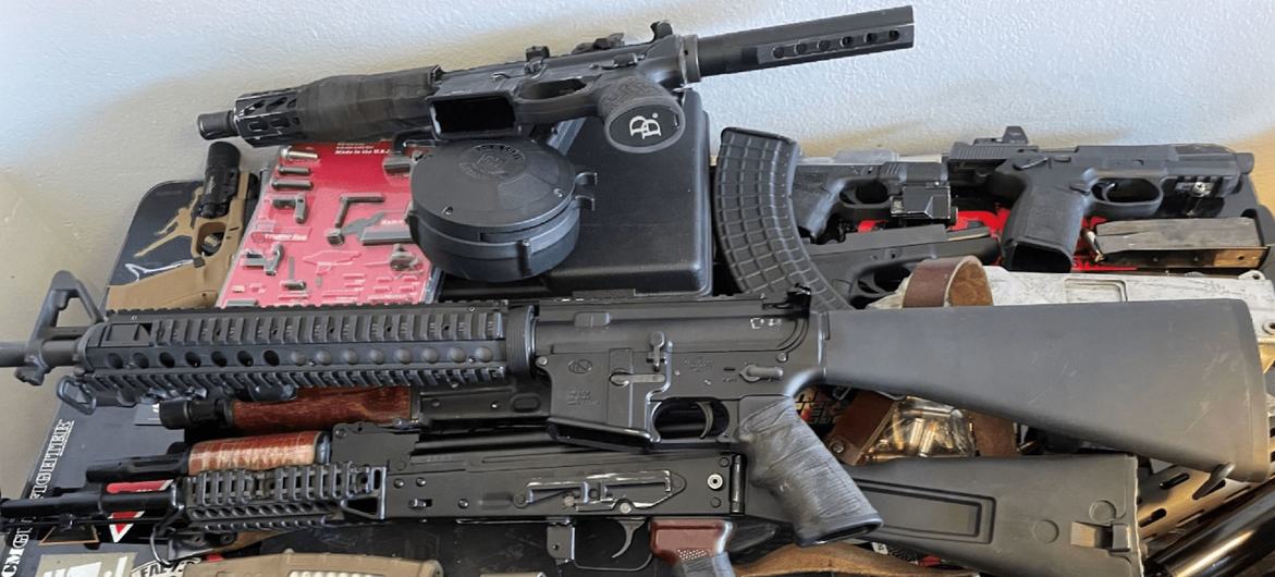 Se exhiben las armas incautadas por las autoridades policiales estadounidenses que estaban destinadas a Haití. 